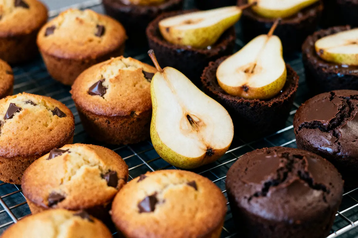 pexels-michal-pech-213601-757318 (1) Muffins au chocolat et poires tranchées sur grille de refroidissement en métal.