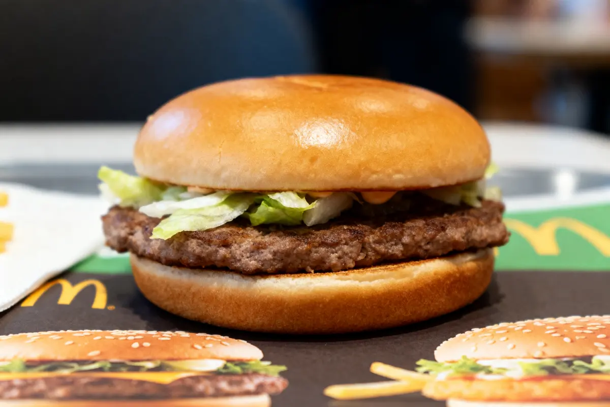 pexels-michal-pech-213601-757318 (1) Burger classique avec laitue du menu Golden McDo sur un plateau publicitaire McDonald's