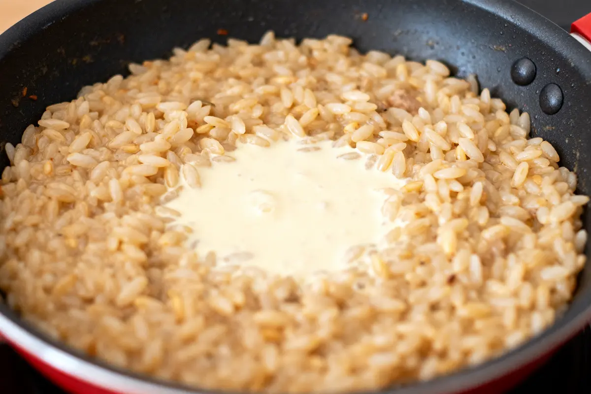 pexels-michal-pech-213601-757318 (1) Riz crémeux en cuisson dans une poêle pour recette de risotto au Cookeo