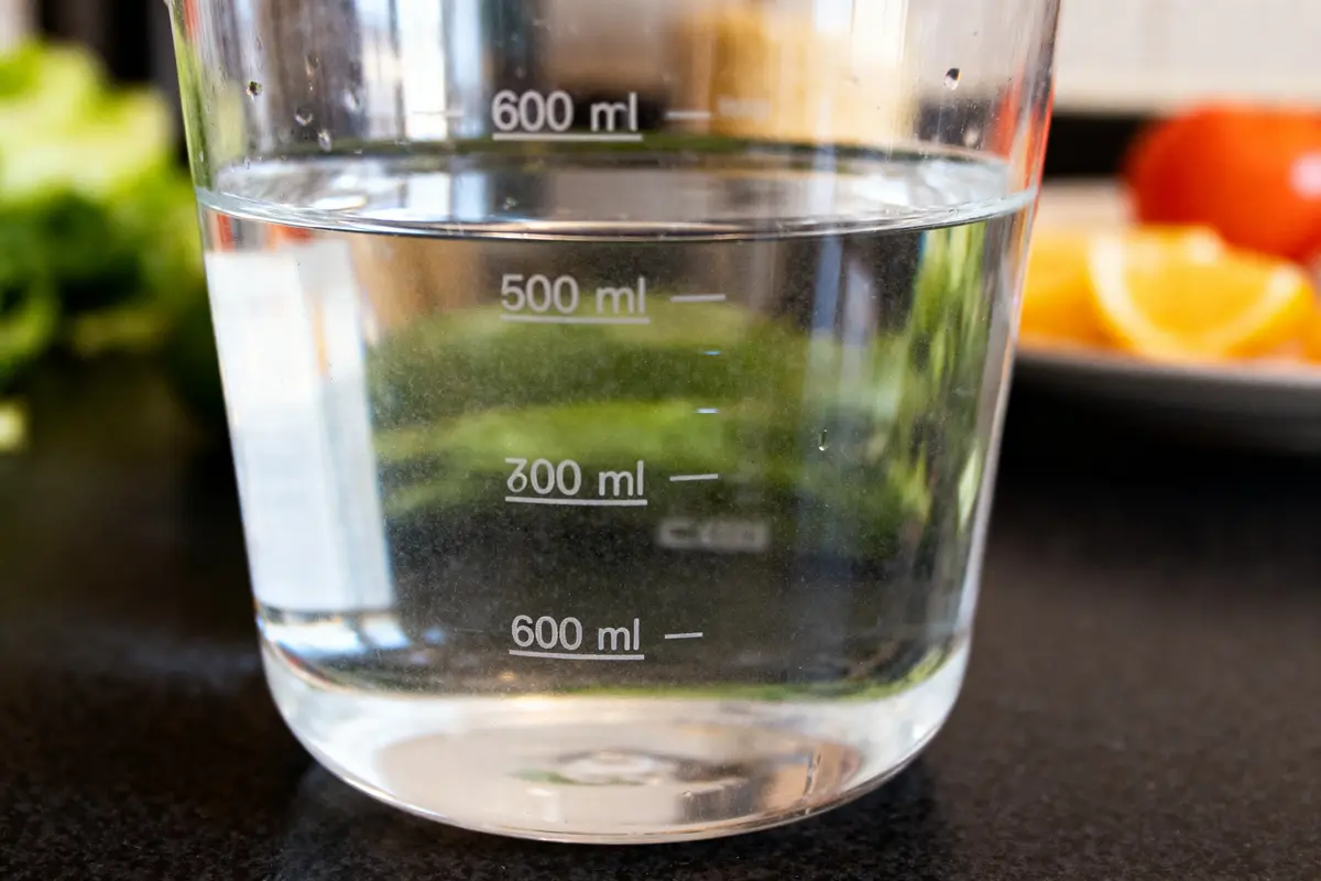 Verre doseur avec niveau d'eau jusqu'à 60 cl en ml