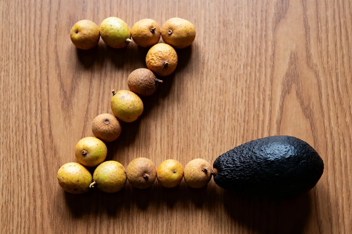Fruits formant un Z sur bois clair incluant avocat pour fruit en Z