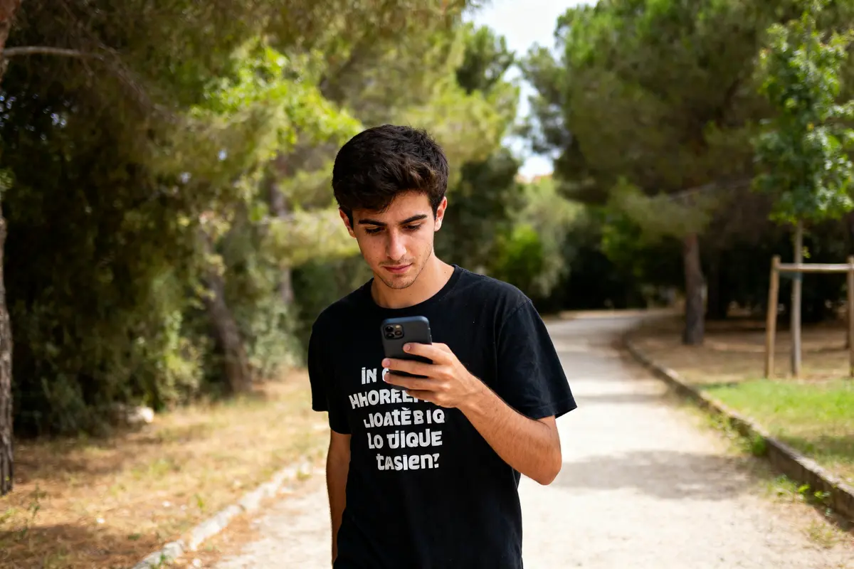 pexels-michal-pech-213601-757318 (1) Un homme en promenade vérifie son téléphone pour un rappel de produit chez Leclerc