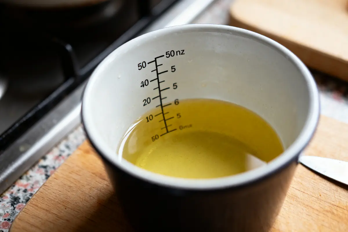 pexels-michal-pech-213601-757318 (1) Tasse graduée avec liquide jaune mesurant 50 cl en ml sur plan de travail.
