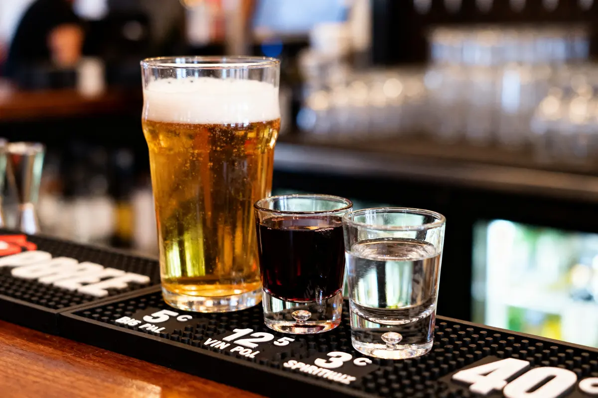 pexels-michal-pech-213601-757318 (1) Verres de bière, vin, spiritueux sur un bar avec tableau des doses d'alcool indiquées.